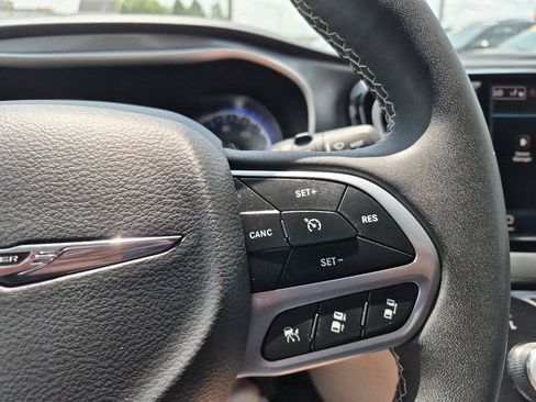 Used 2023 Chrysler Pacifica Touring-L FWD image 20