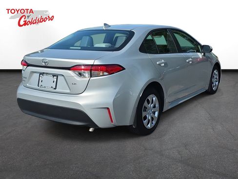 Used 2025 Toyota Corolla LE FWD image 5