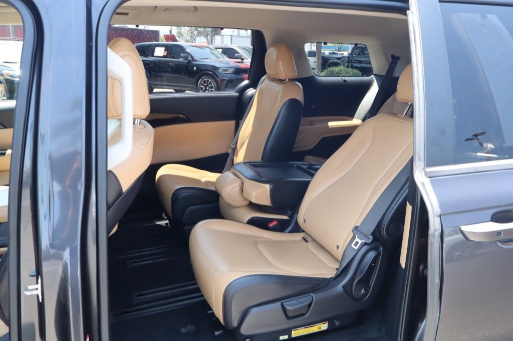 Used 2024 Kia Carnival EX FWD image 33