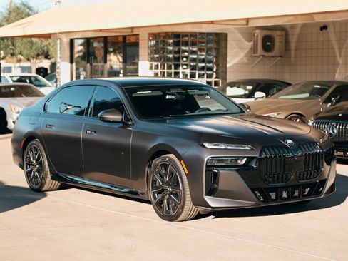 Used 2023 BMW 760i xDrive w/ Executive Package image 3