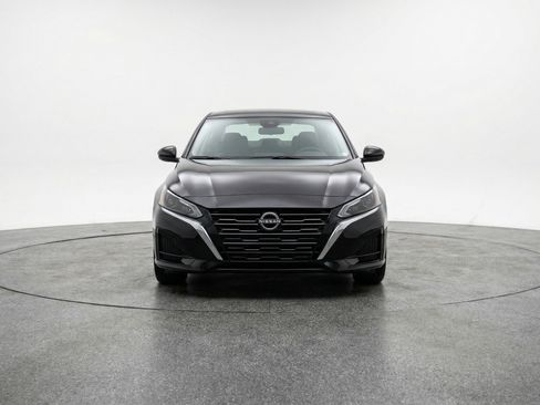 Used 2025 Nissan Altima 2.5 SV FWD image 2