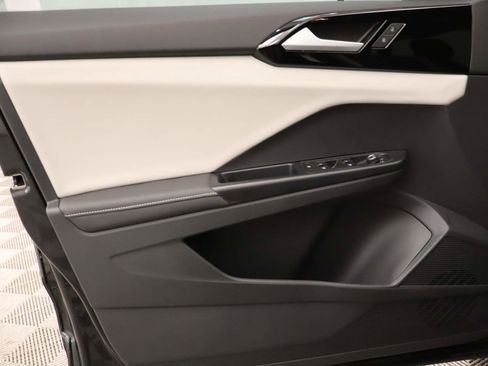 Certified 2025 Volkswagen Taos S image 18