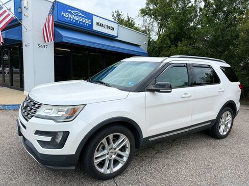 Used 2016 Ford Explorer XLT w/ Equipment Group 202A FWD image 17