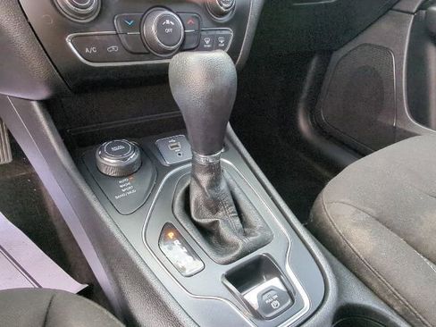 Used 2019 Jeep Cherokee Latitude w/ Popular Appearance Group AWD/4WD image 15