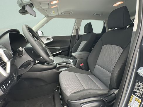 Used 2025 Kia Soul LX w/ LX Technology Package FWD image 13