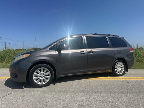 Used 2012 Toyota Sienna LE image 1