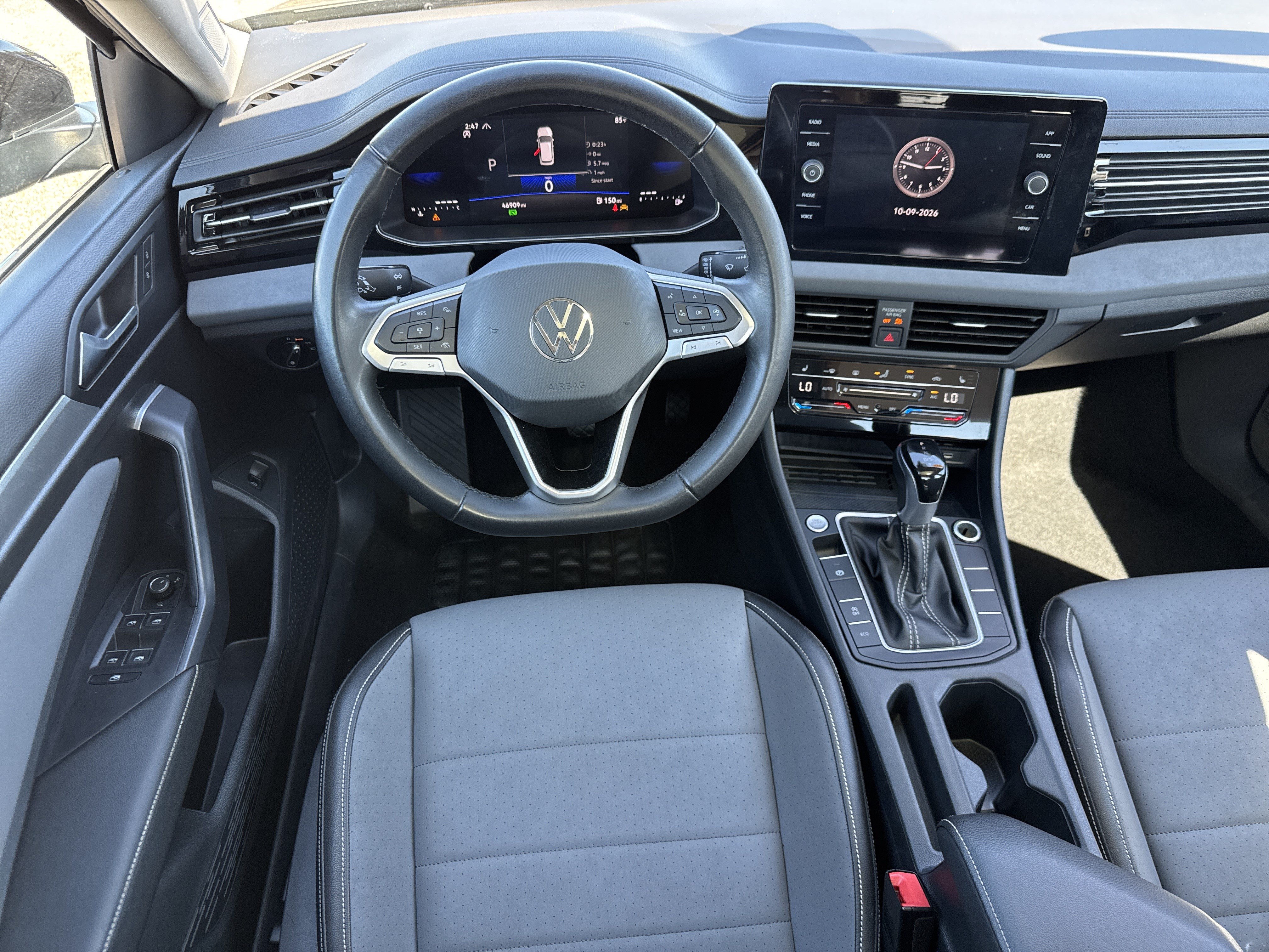Used 2025 Volkswagen Jetta SE FWD image 7
