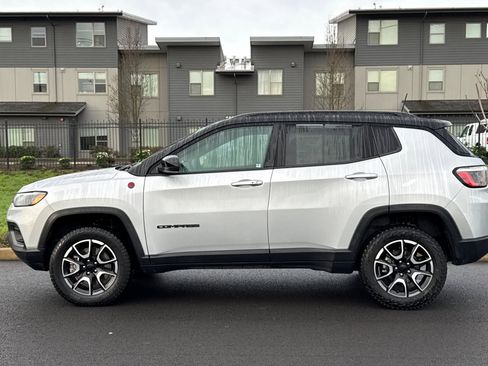 Used 2024 Jeep Compass Trailhawk image 6