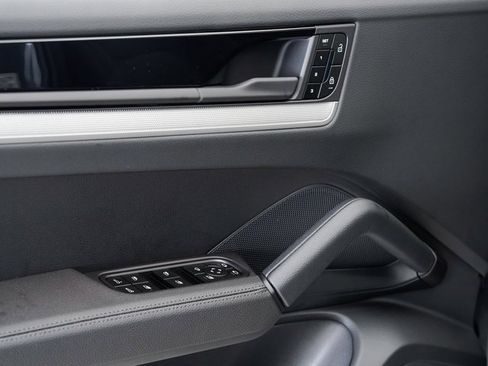 Used 2025 Porsche Cayenne image 8