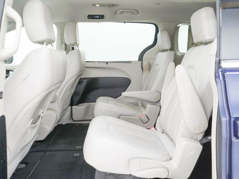 Used 2017 Chrysler Pacifica Touring-L FWD image 16