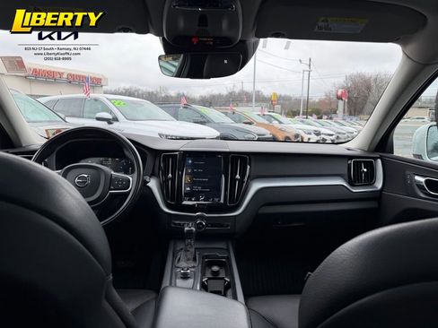 Used 2018 Volvo XC60 T6 Momentum image 14