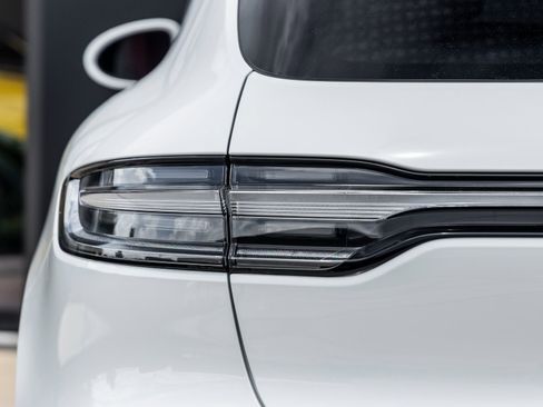 Certified 2025 Porsche Macan image 13