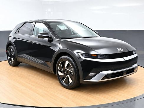 Used 2025 Hyundai Ioniq 5 SE RWD image 3