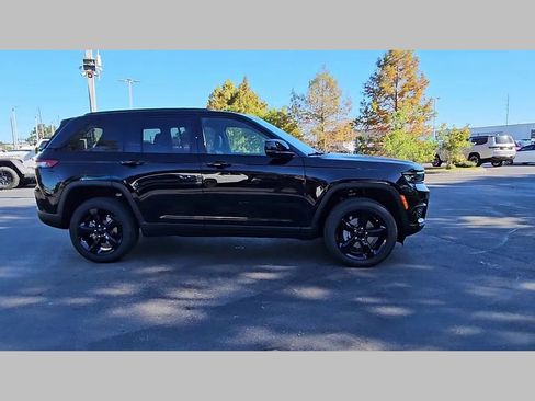 New 2025 Jeep Grand Cherokee Altitude RWD image 35