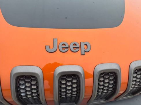 Used 2015 Jeep Cherokee Trailhawk w/ Comfort/Convenience Group AWD/4WD image 11