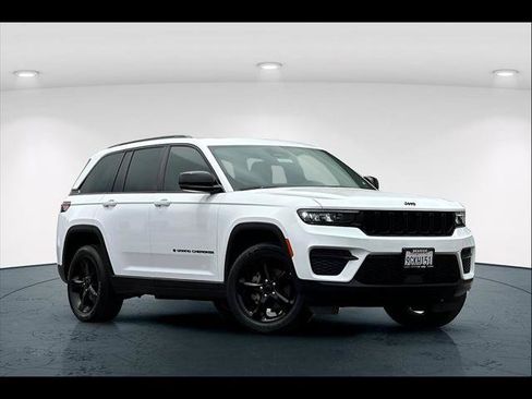Certified 2023 Jeep Grand Cherokee Altitude AWD/4WD image 1