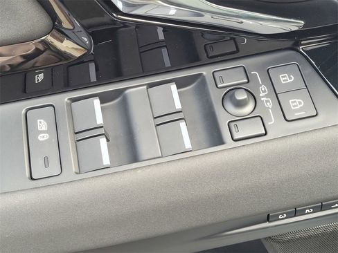 New 2025 Land Rover Range Rover Evoque S image 11