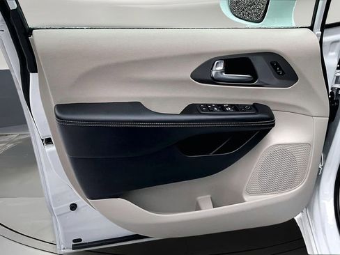 Used 2022 Chrysler Pacifica Touring-L image 22