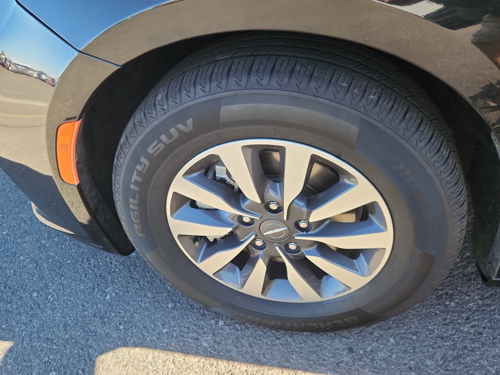 Used 2023 Chrysler Pacifica Touring-L FWD image 17
