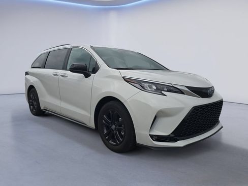 Used 2024 Toyota Sienna XSE w/ XSE Plus Package AWD/4WD image 9