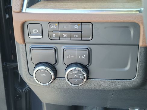 Used 2025 Chevrolet Tahoe High Country RWD image 19