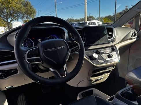 Used 2024 Chrysler Pacifica Touring-L image 23