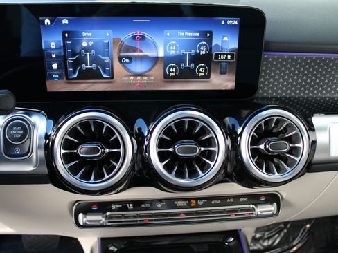 Used 2025 Mercedes-Benz GLB 250 4MATIC image 18