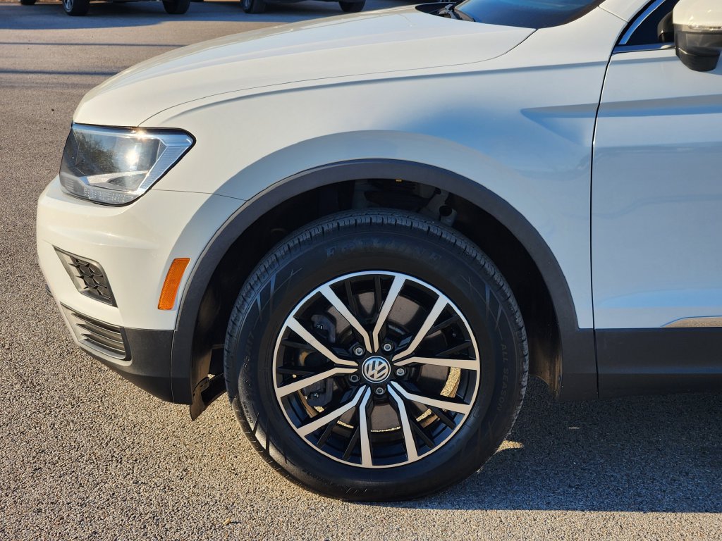 Used 2021 Volkswagen Tiguan SE w/ Panoramic Sunroof Package FWD image 5