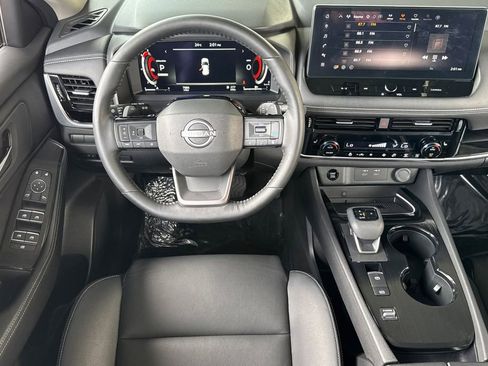 Used 2025 Nissan Rogue SL FWD image 13