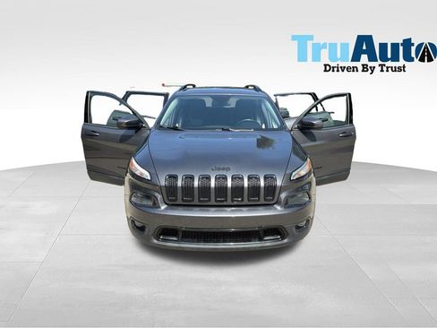 Used 2018 Jeep Cherokee Latitude w/ Altitude Package FWD image 10