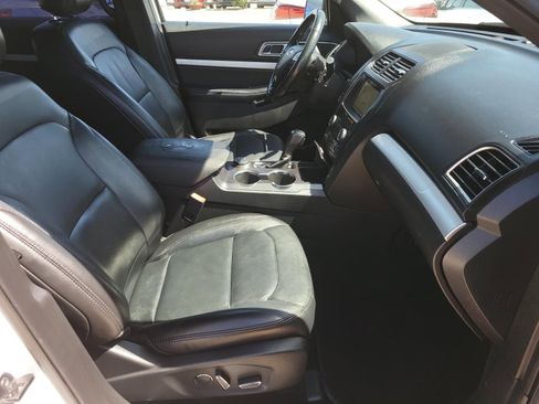 Used 2017 Ford Explorer XLT w/ Equipment Group 202A image 9