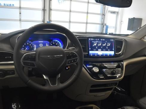 Used 2024 Chrysler Pacifica Touring-L FWD image 23