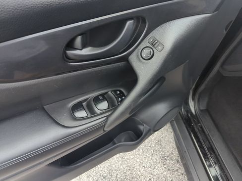 Used 2019 Nissan Rogue S FWD image 18