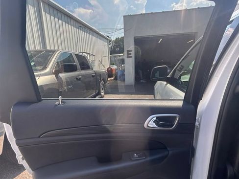 Used 2020 Jeep Grand Cherokee Laredo AWD/4WD image 16