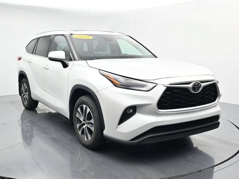 Used 2022 Toyota Highlander XLE AWD/4WD image 2