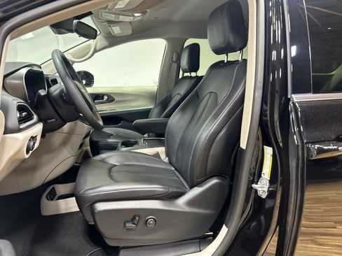 Certified 2024 Chrysler Pacifica Touring-L FWD image 21