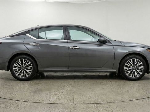 Used 2025 Nissan Altima 2.5 SV FWD image 11