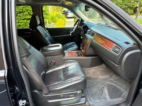 Used 2007 Chevrolet Tahoe LTZ w/ LTZ Preferred Equipment Group AWD/4WD image 25