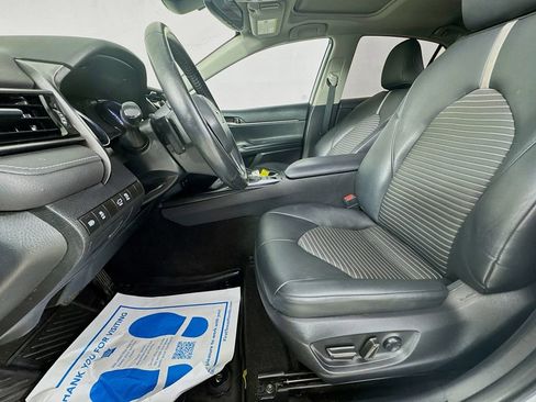 Used 2019 Toyota Camry SE w/ Sunroof Package image 26