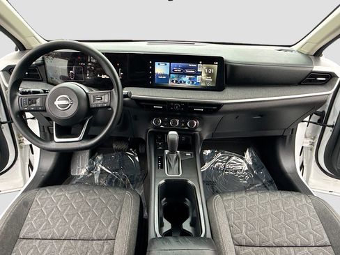 Certified 2025 Nissan Kicks SV image 3