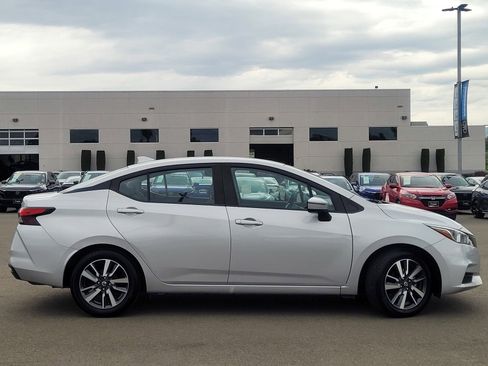 Used 2021 Nissan Versa SV FWD image 3
