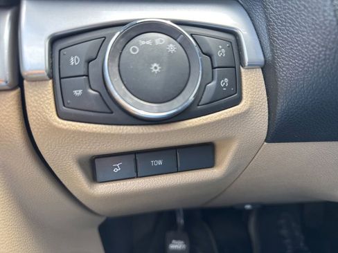 Used 2017 Ford Explorer XLT w/ Equipment Group 202A AWD/4WD image 26