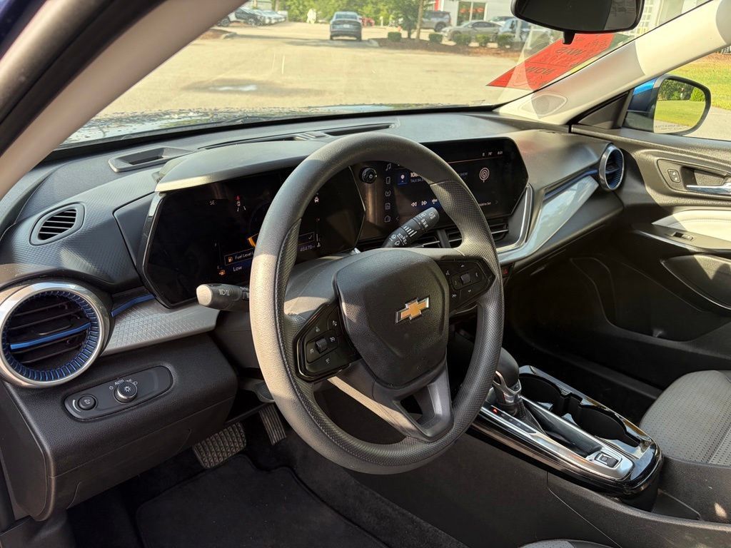 Used 2024 Chevrolet Trax LT FWD image 13