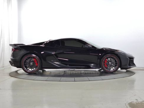 Used 2025 Chevrolet Corvette Z06 w/ Stealth Interior Trim Package RWD image 11