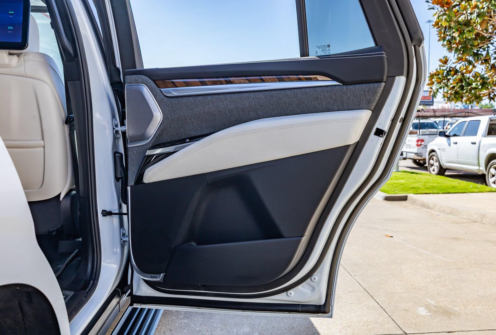 Used 2026 Cadillac Escalade Platinum Sport w/ LPO, Floor Liner Package AWD/4WD image 43