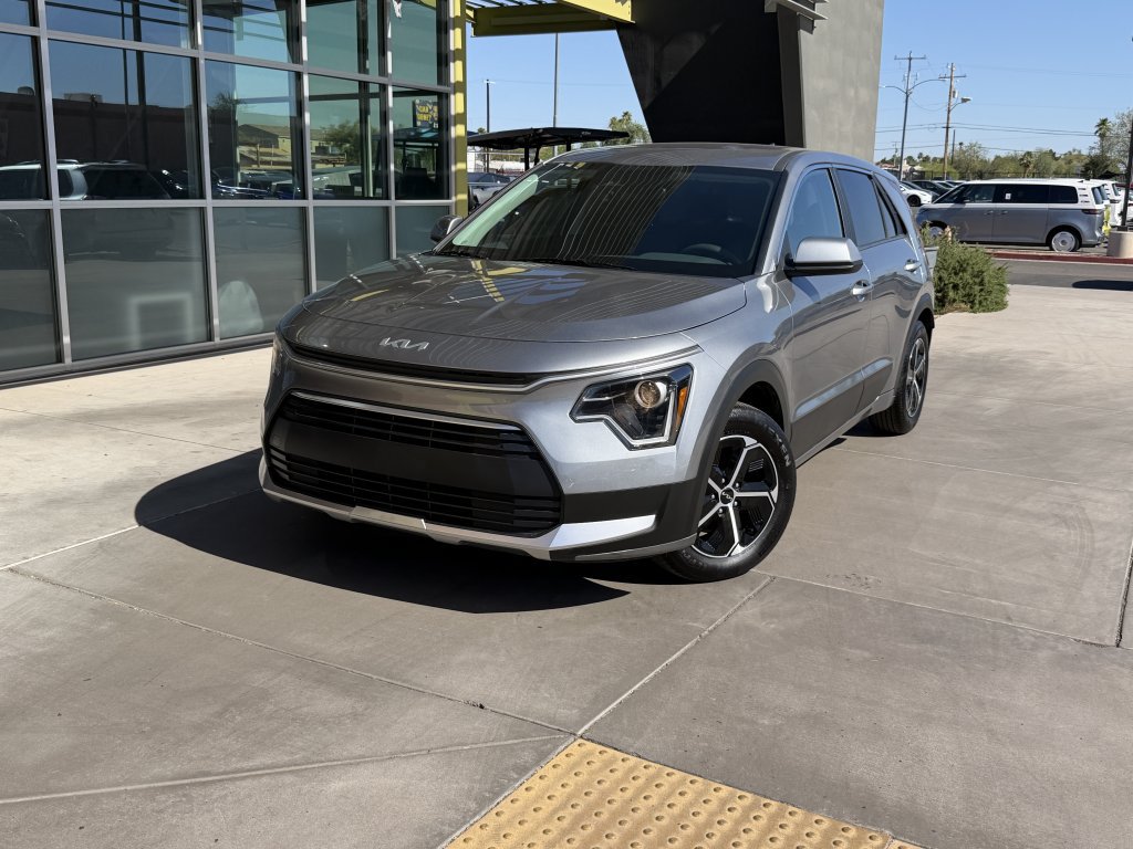 Used 2024 Kia Niro LX FWD image 2