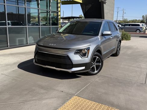 Used 2024 Kia Niro LX FWD image 2