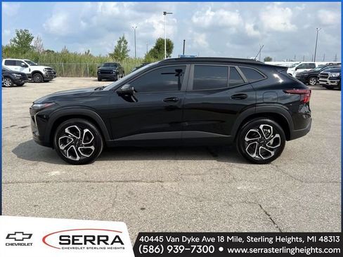 Used 2025 Chevrolet Trax RS w/ Sunroof Package FWD image 2