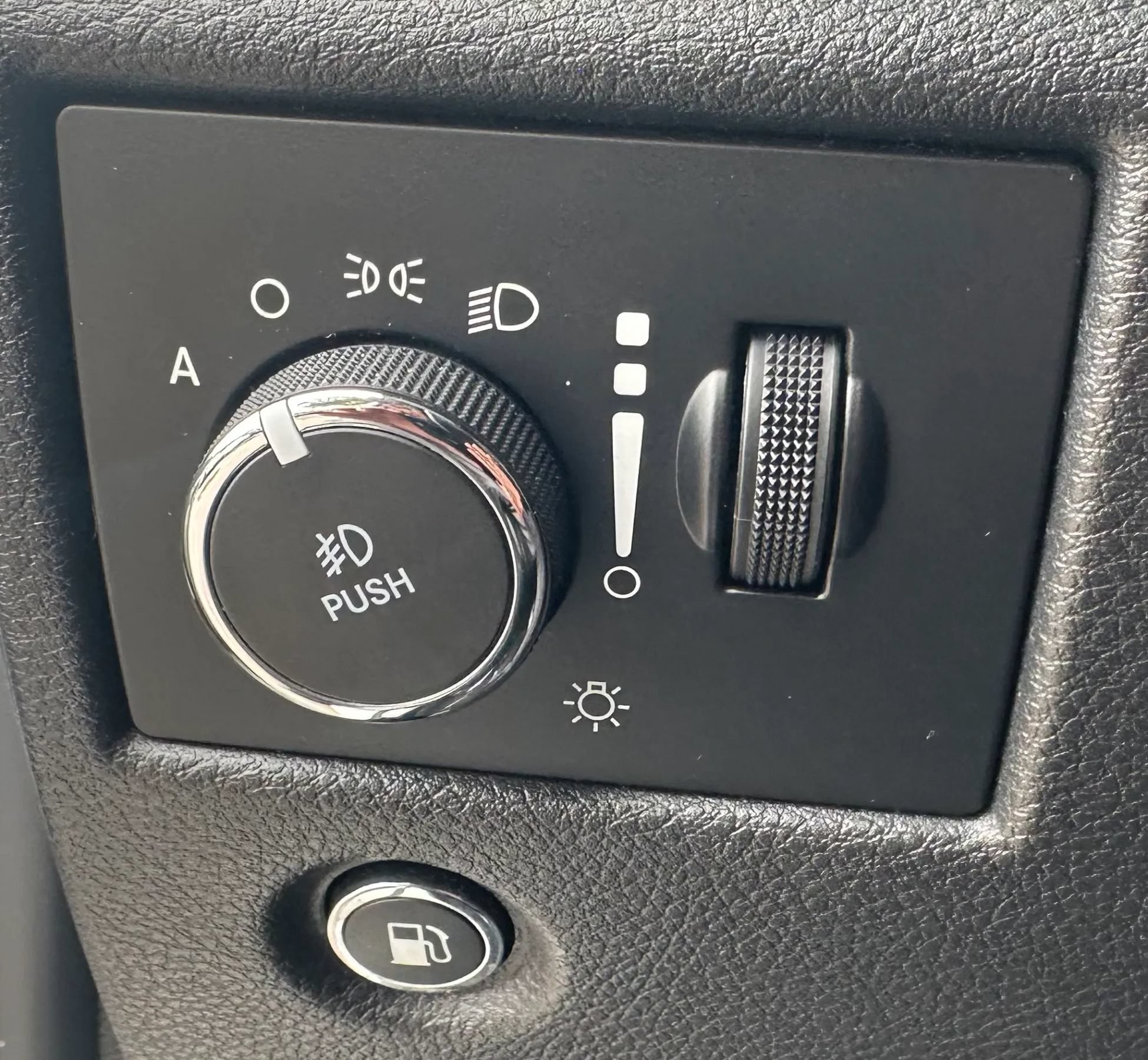 Used 2019 Jeep Grand Cherokee Overland AWD/4WD image 23