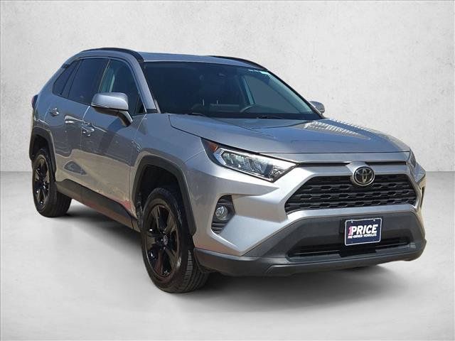 Used 2021 Toyota RAV4 XLE w/ Convenience Package FWD image 3